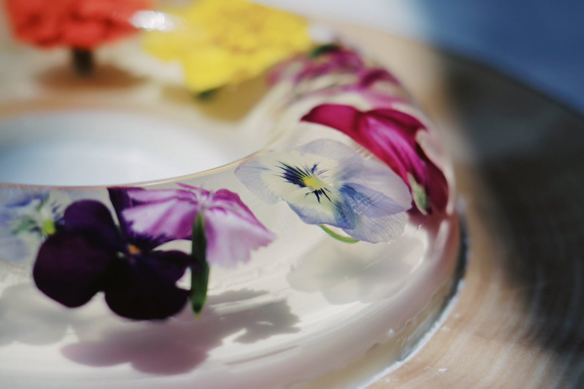 Tomei 透明愛好家 食べられるお花のゼリーケーキ おいしさのひみつは エディブルフラワーをシロップにつけておくこと Tomei 透明愛好家 食べられるお花のゼリーケーキ おいしさのひみつは エディブルフラワーをシロップにつけておくこと