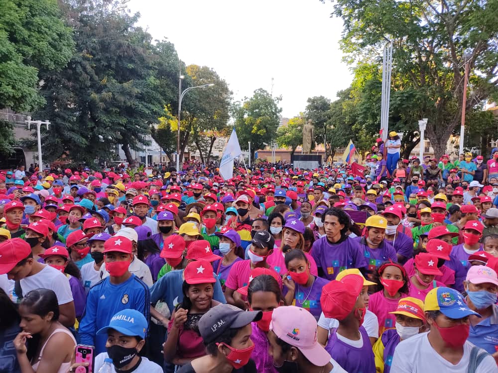 LuisEGarciaC7's tweet photo. Gran Cierre de Campaña del Circuito Invicto Número 7 ¡Desde el Municipio Independencia! ¨Cómo Dice Aquella Canción es mas que Amor Frenesí¨, ¡el Frenesí Bolivariano!
#VenVamosJuntos
#Circuito7Indetenible
@NicolasMaduro
@HectoRodriguez
@dcabellor
@serranoelioj
@Humberto_alcald https://t.co/2vkAdzzGt9