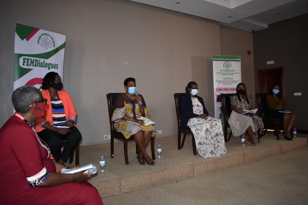 RWN_WomenNet's tweet photo. Today, our #FEMDialogue on the theme: "Let us build a family free of #GBV" is bringing together various CSOs in a space that creates consciousness, and promotes debate on gender equity, equality and patriarchy as a discriminatory system that hurts all. #16DaysOfActivism https://t.co/8er3NVDoMK