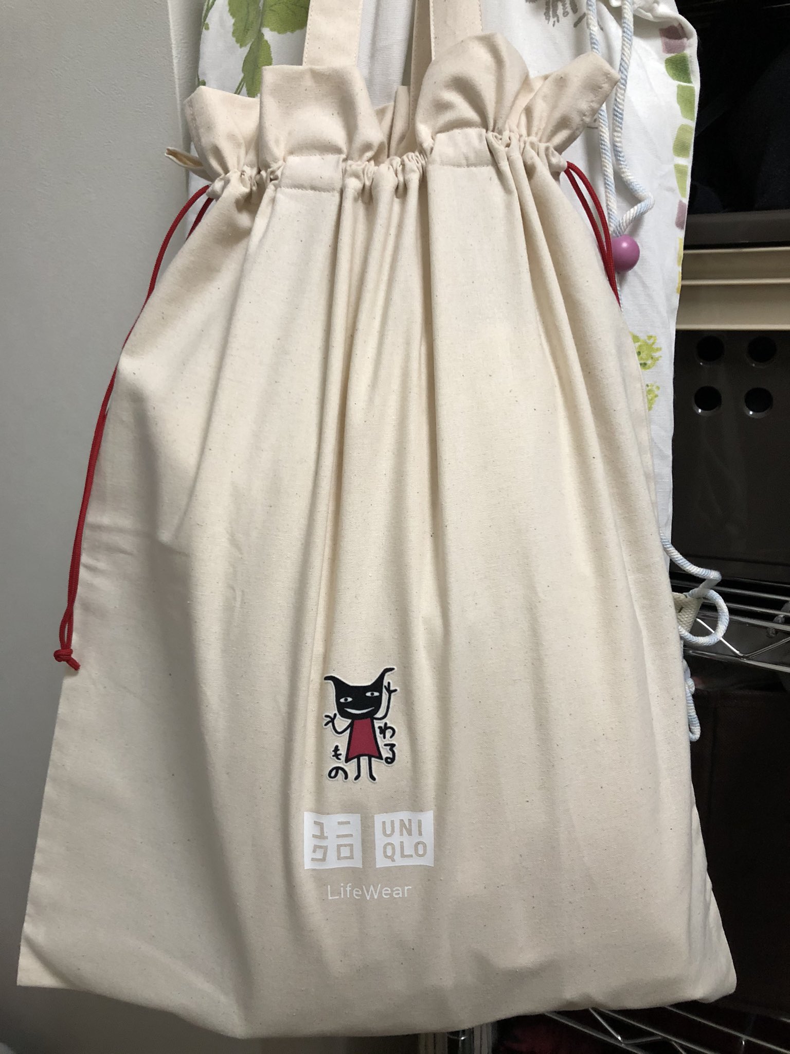 ハチエル 久しぶりにユニクロ行って 服買わずに袋買ってきた ギフトのやつがヒモでしばれてかわいい そこにアイロンでわるものさんを付けたらもう 勝手にコラボ商品 仕事の制服入れにピッタリ アランジアロンゾ