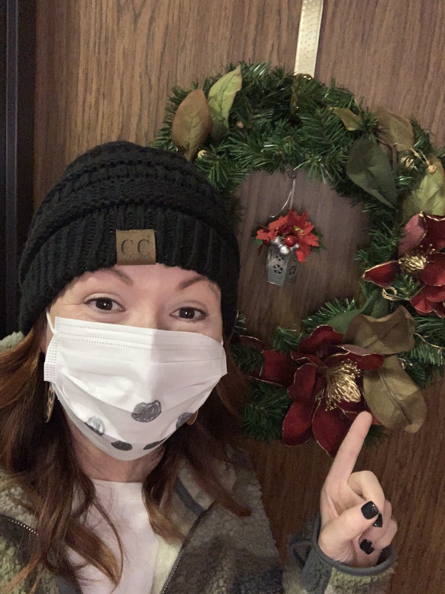 reneevan's tweet photo. #cryarselfiebingo #christmasswreathselfie #christmatreeselfie @CryarCats https://t.co/zZETik74hW