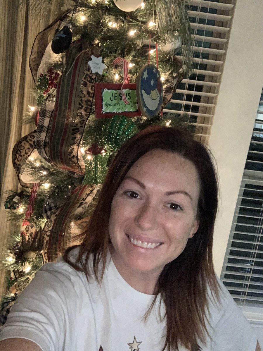 reneevan's tweet photo. #cryarselfiebingo #christmasswreathselfie #christmatreeselfie @CryarCats https://t.co/zZETik74hW