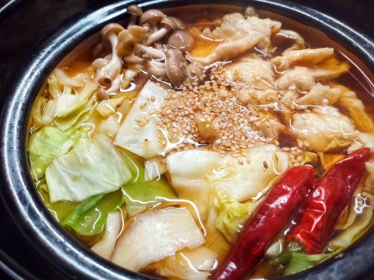 Cooking Delrin できるだけ薄く削ぎ切りした鶏胸肉に酒と昆布茶顆粒で下味を付けて片栗粉を叩いて下茹で 昆布 大蒜 唐辛子 醤油 アゴ出汁のスープにキャベツ シメジ 下茹でした鶏胸肉 キャベツに火が通ったら胡麻を振り掛けて完成