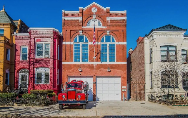 Houston'daki 150 yıllık bu itfaiye binasının 32 yaşındaki beyaz erkek sahibi ise mirasyedilikle 'suçlanmıştı'.

Konaklamak isterseniz geceliği 6500TL!

Detaylar Dündem'in son bölümünde 👇🏼

go.shr.lc/33jia7q