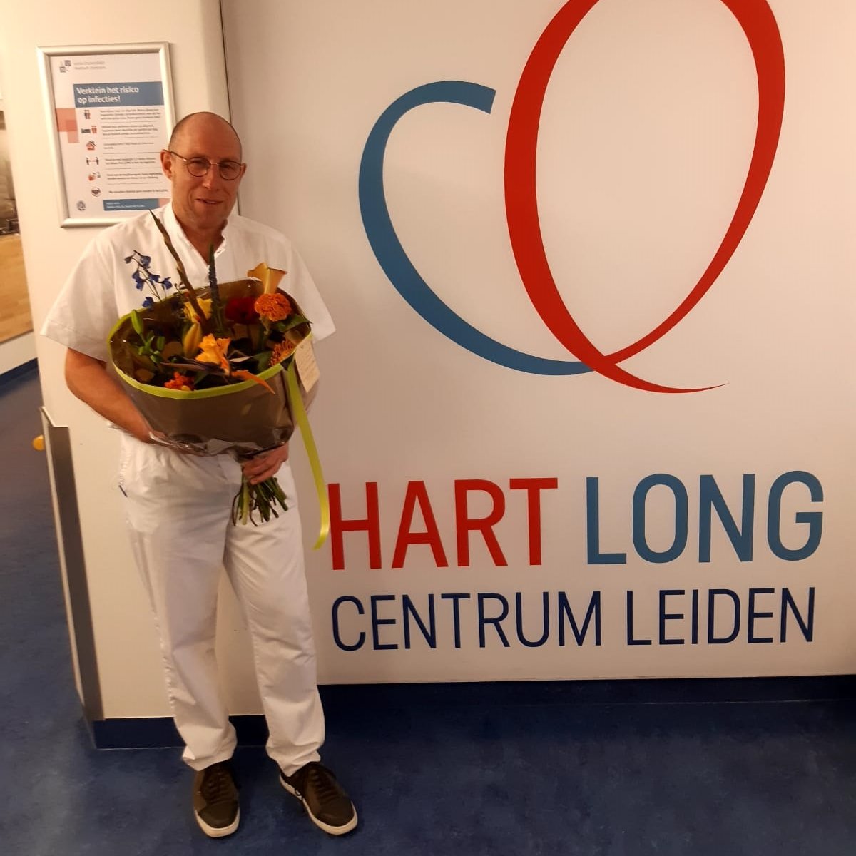 Vandaag is Aad Neuteboom, zeer gewaardeerd teamleider van de verpleegafdeling Hartziekten, 45 jaar in dienst!
Aad is verpleegkundige in hart en nieren en sinds 1989 werkzaam op de afdeling cardiologie.
Gefeliciteerd Aad! #LUMC