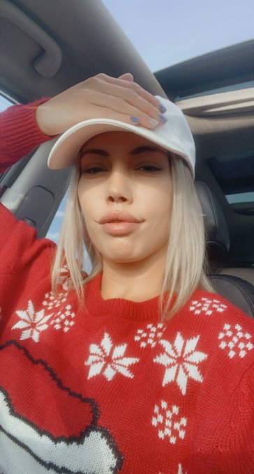 Qui dit 1 d&eacute;cembre dit chandail de No&euml;l 😬💁&zwj;♀️😂🙊😇 https://t.co/K3HjzBRVsP