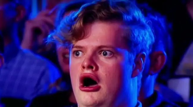 Matenolol's tweet image. M.M.S.E : 
- Prenez la feuille de la main droite. 
*s’exécute*
- Pliez là en deux. 
*s’exécute*
- Jetez là par terre.
Les patients :