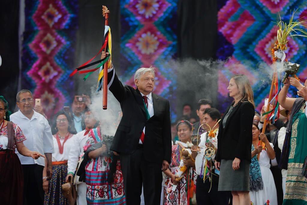 jenarovillamil's tweet photo. #DosAños de una transformación que somos tod@s. Recordemos esa hermosa ceremonia en el Zócalo, en la toma de posesión de @lopezobrador_ https://t.co/icb94zCGuE