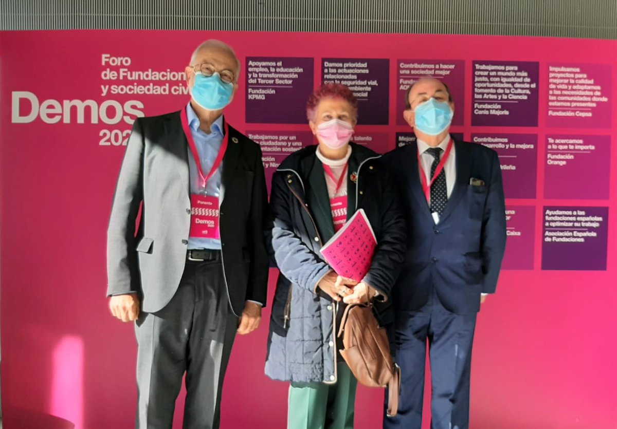 FUNDADEPS's tweet image. Siempre es un placer encontrarnos con quienes nos acompañan en el camino de hacer una sociedad mejor. Hoy en el @foro_demos #Demos2020 de #fundaciones y sociedad civil, nuestra presidenta @MariaSainz11 flanqueada por Javier Nadal, presidente de @AEF_fundaciones, y Honorio Bando.