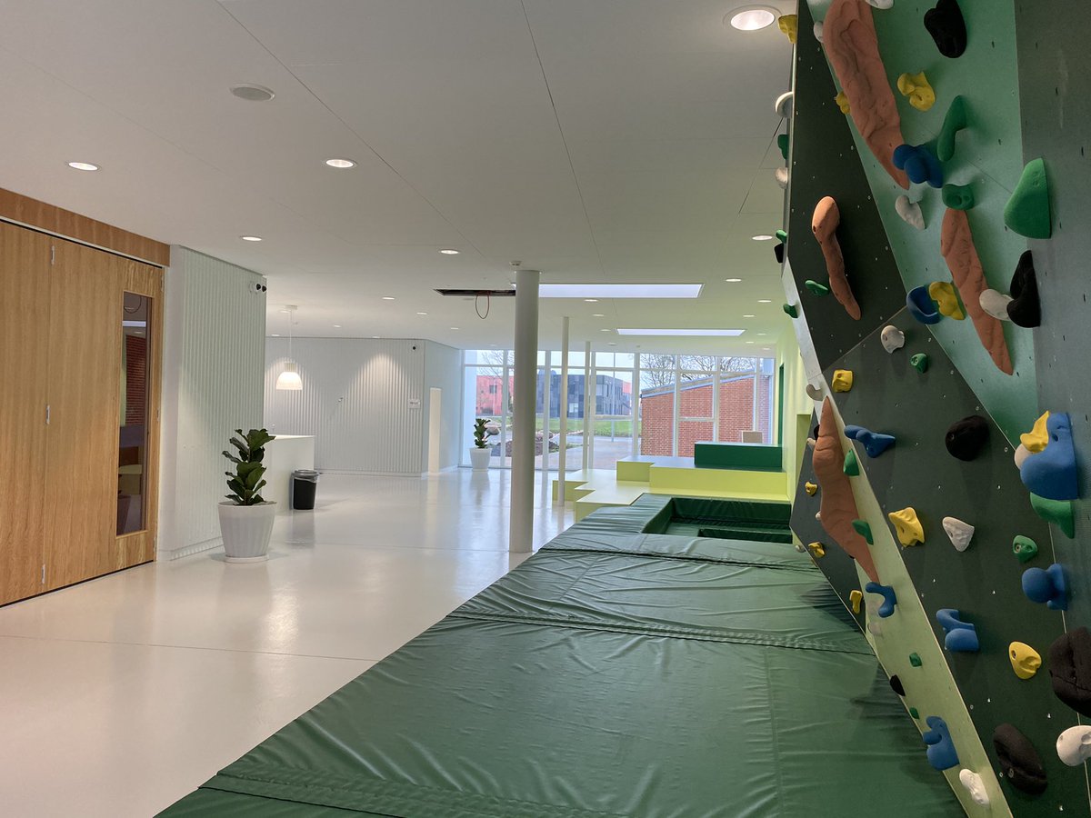 I Høng tør man gå forrest! Med fokus på fornyelse og fælleskab har man bygget Danmarks flotteste idrætshal. Her har man lyst til at mødes. Tak Elkiær og Ebbeskov for at vise vejen og lukke lyset ind! #loafonden #dethandlerommødesteder #ElkiærEbbeskov