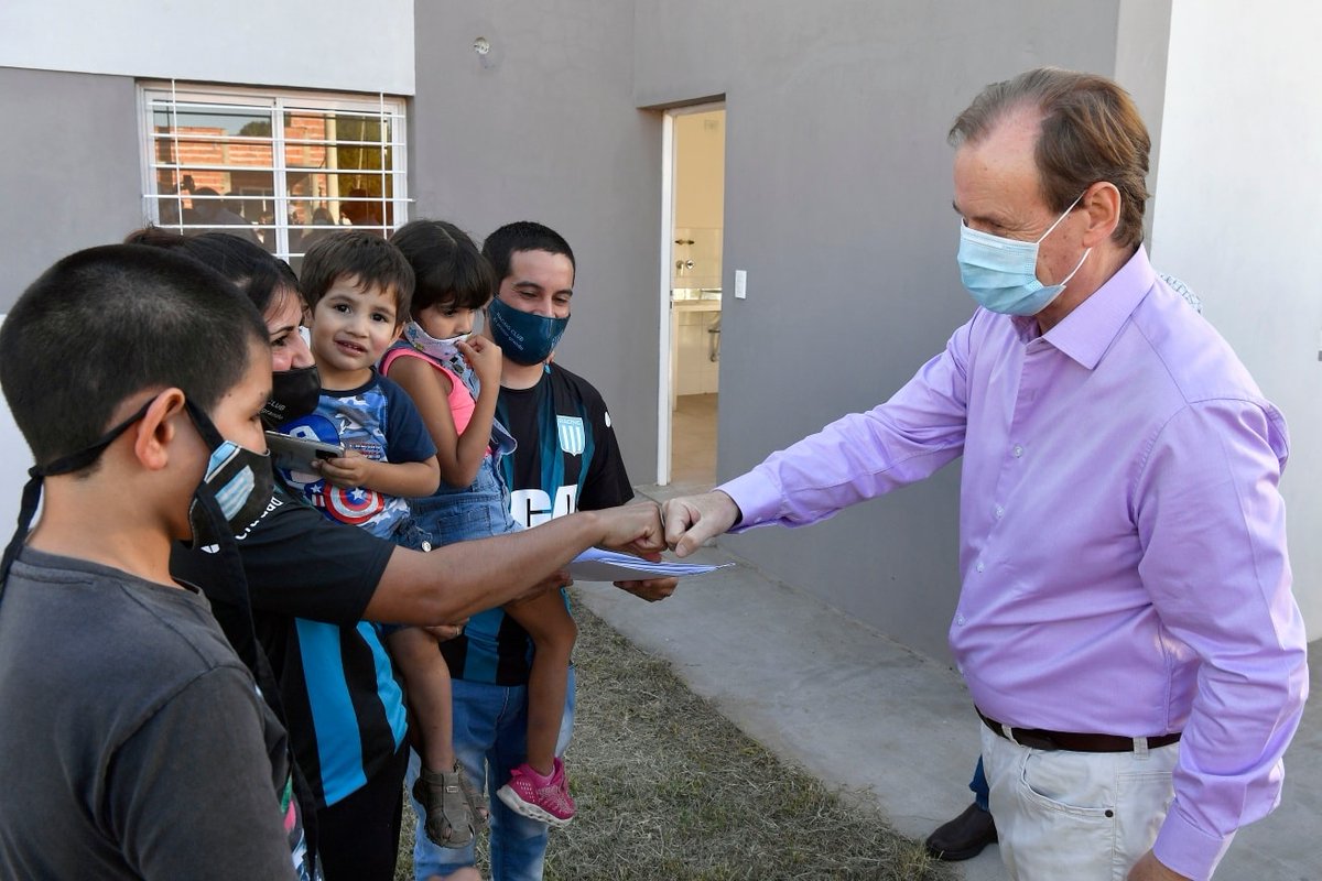 bordet's tweet photo. Entregamos 10 viviendas a familias de General #Racedo. Además, licitaremos una estación transformadora que repotencie la energía en la zona, y llevaremos adelante nuevas obras viales en caminos productivos del departamento Paraná. https://t.co/beL9s1ParE