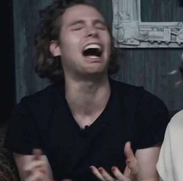 phoebebmygf's tweet image. błagam dajcie mi link do playlisty gdzie jest jeszcze coś poza easier bo zaraz uszy mi odpadną #jebaceasier