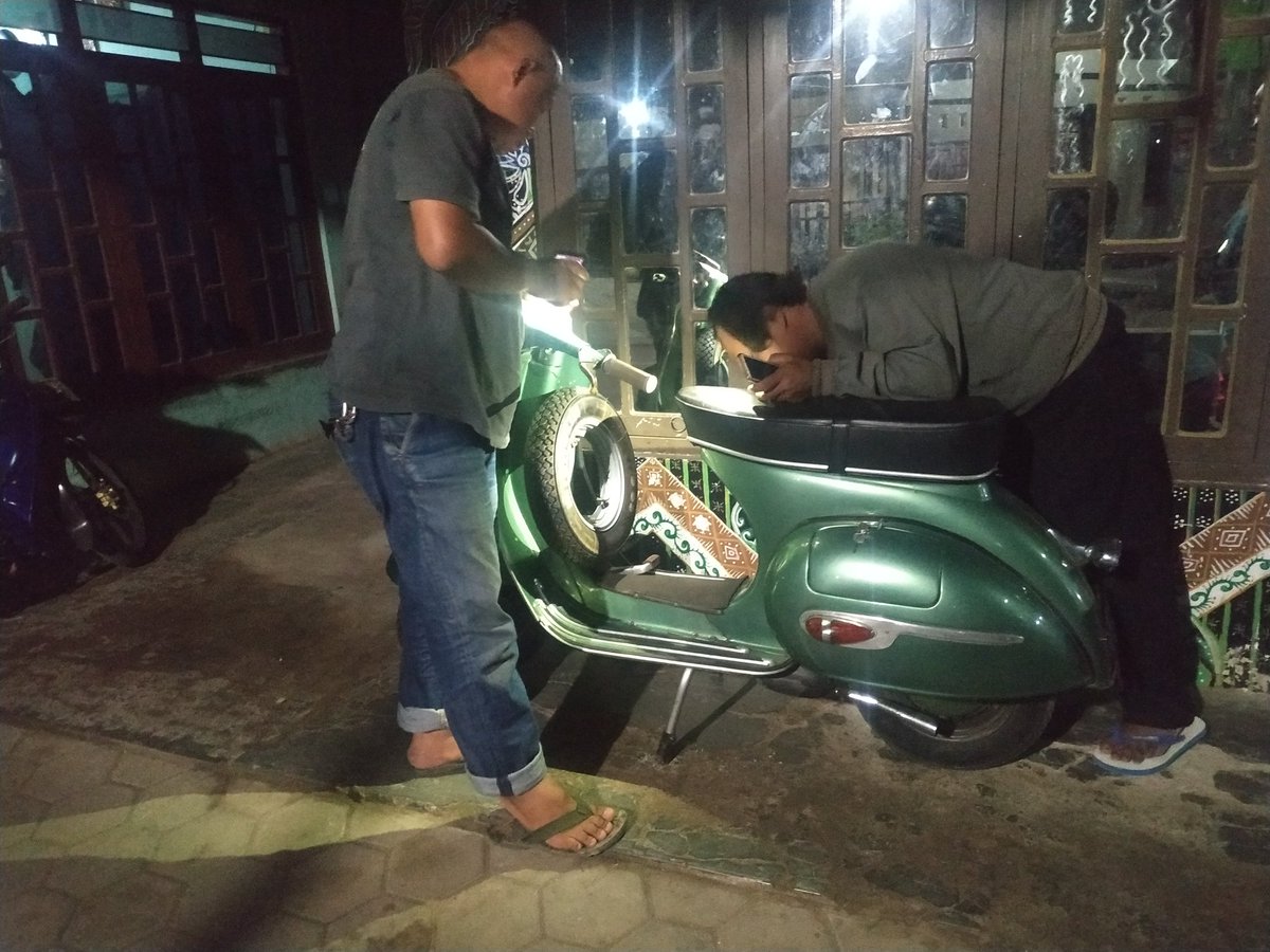 hengky_kik's tweet photo. Hunting malam ini nyantol di vglb #vespa #vespacongo https://t.co/Enx7loPc7K