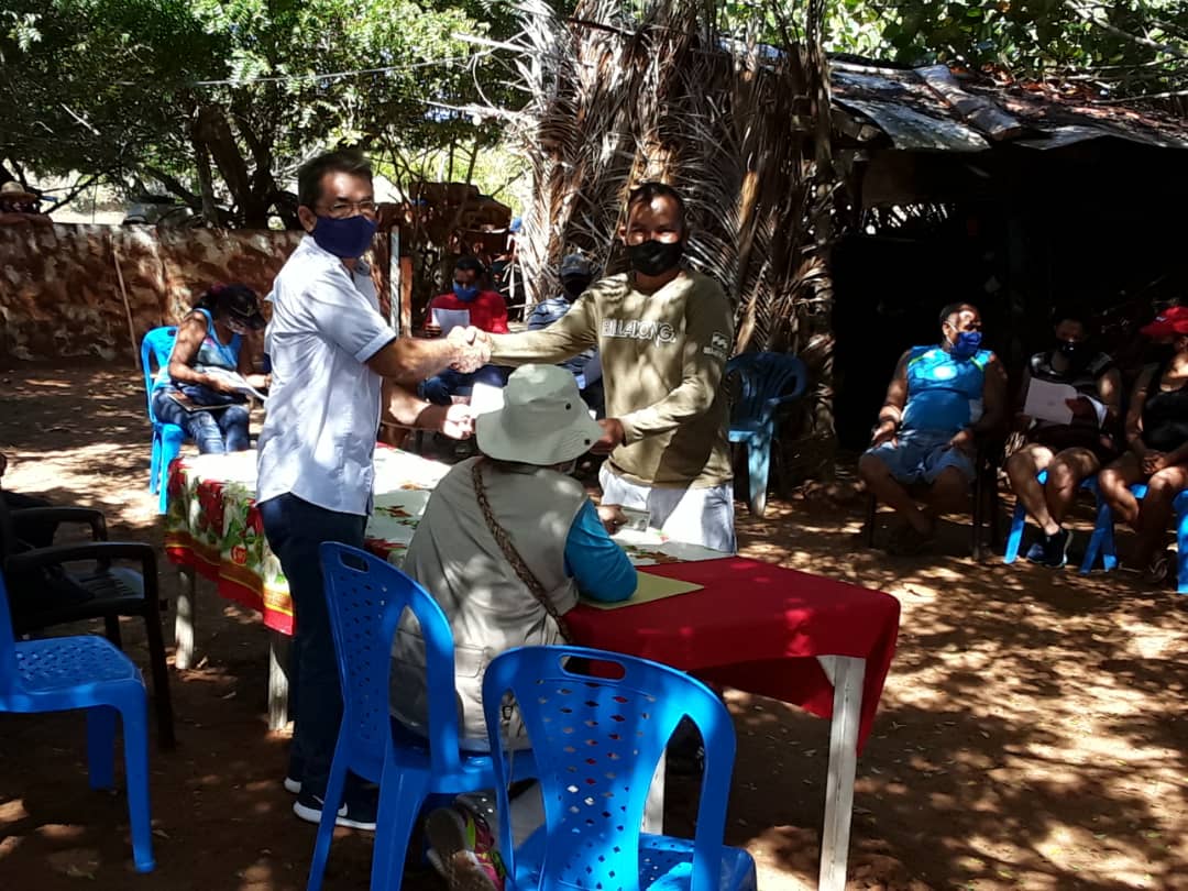 INTi_Venezuela's tweet photo. #1Dic | El coordinador de la Oficina Regional de Tierras (ORT) Nueva Esparta, Alfredo Marcano, otorgó 14 títulos de adjudicación a los ocupantes del predio Varadero Manzanillo, reconociendo su lucha de 15 años produciendo patilla, melón, maíz y maní.
#DiciembreVictorioso https://t.co/cgOqY3KxMB