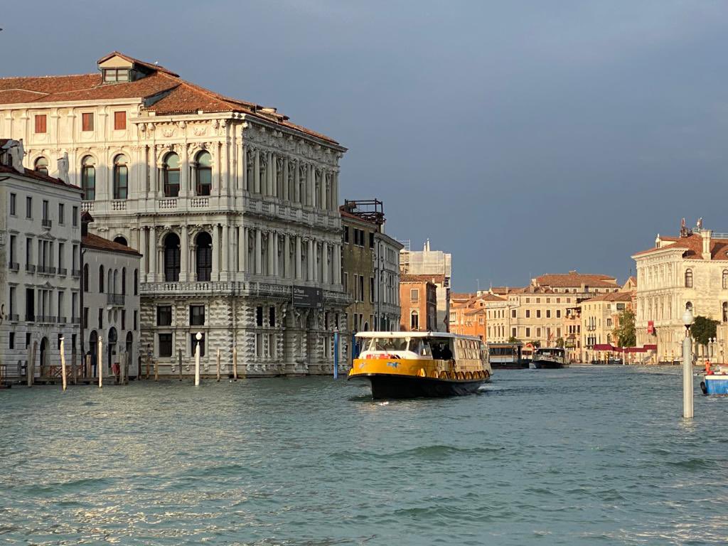 ⚠️⚠️⚠️Cosa ci fa un vaporetto #Alilaguna in Canal Grande????⚠️⚠️⚠️

È partita oggi la sperimentazione congiunta Alilaguna/AVM/Actv Venezia per raccogliere dati sulla navigazione in elettrico sulla linea 1!
Piccoli passi verso una mobilità sempre più sostenibile! 💚