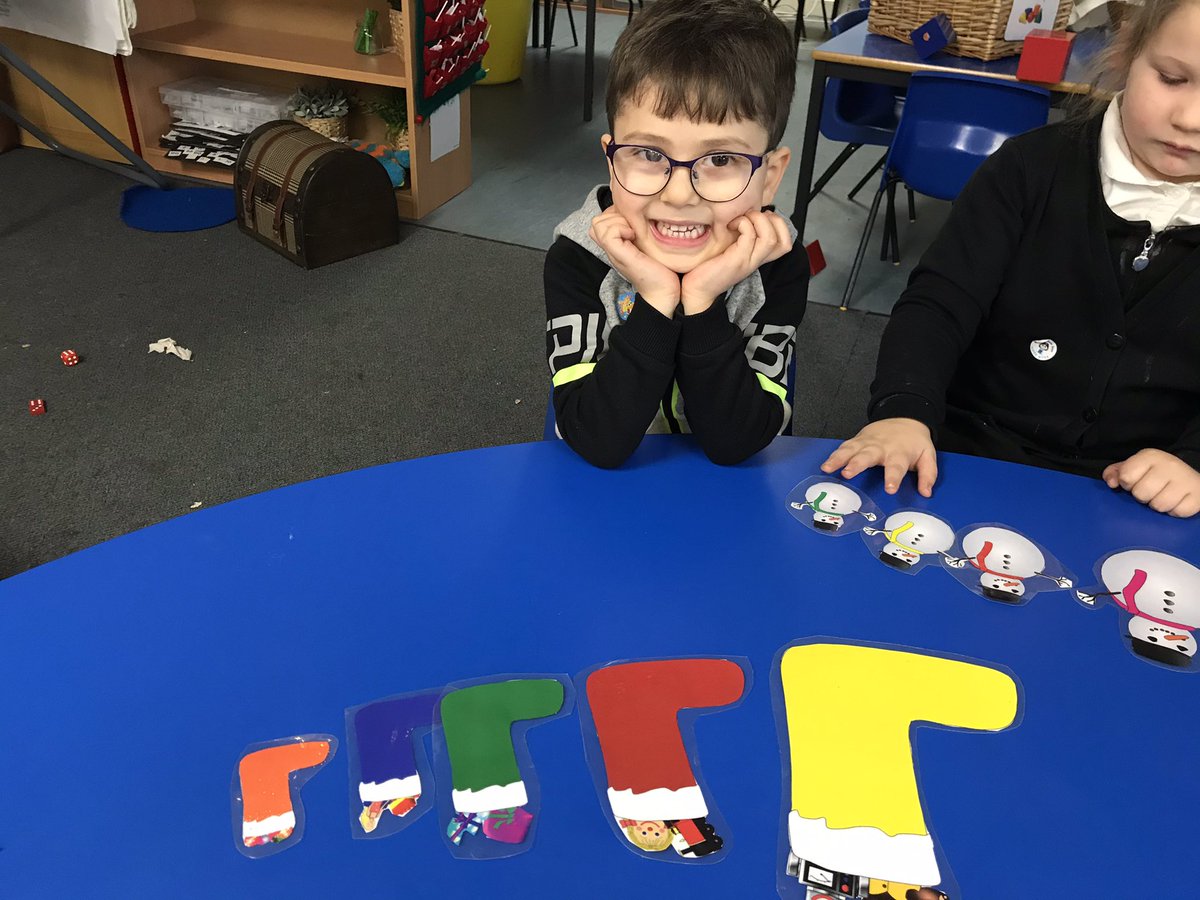 RaeburnMrs's tweet photo. Primary 1 were ordering objects from smallest to biggest and biggest to smallest. #measure #remarkableriverside #Christmas https://t.co/jlecxAyi7U
