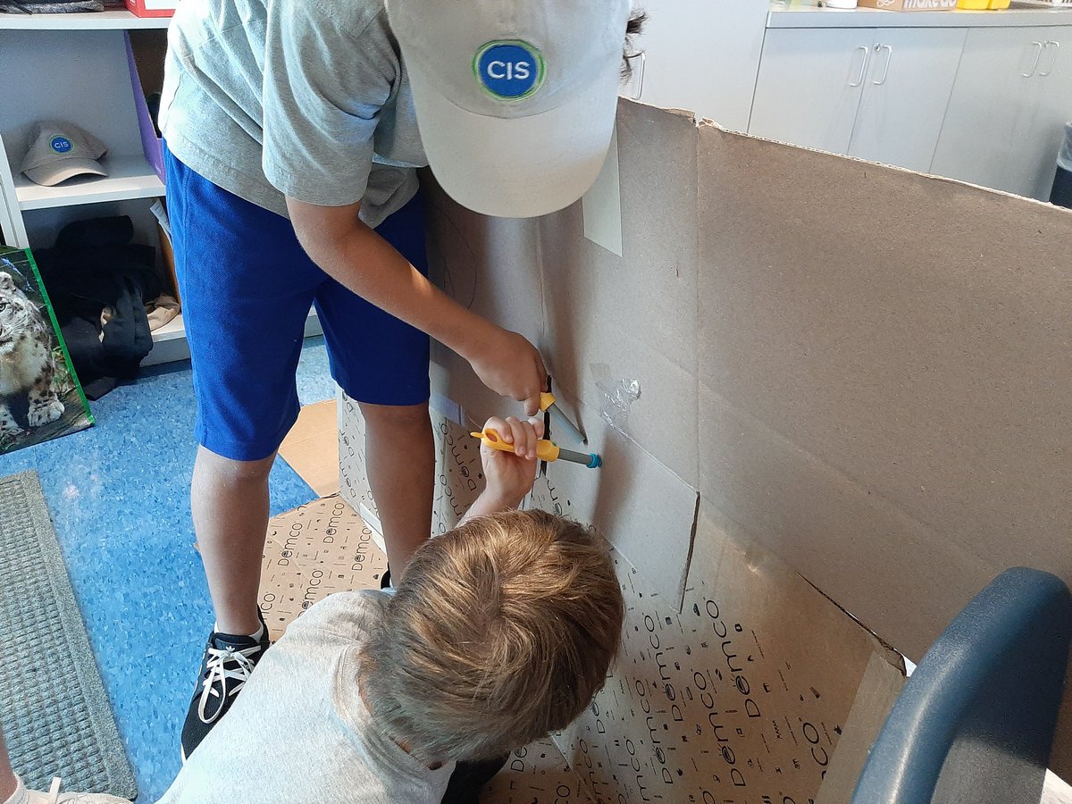 MisterBen20's tweet photo. #PBL action this morning.  Students have researched a project that shares information about a WW2 topic in order to create an exhibit to honor the ordinary people who have shown extraordinary bravery during difficult times. https://t.co/s73XeSR8wh