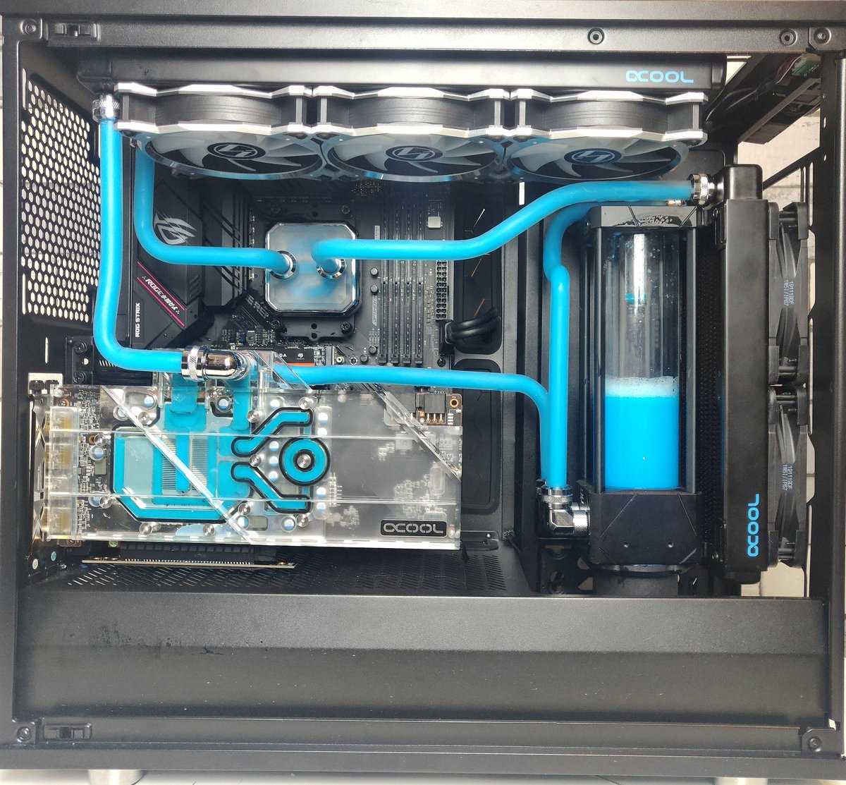 CryoWareUK's tweet photo. That long awaited moment @alphacool and @seagategaming. 💙 #seagategaming #alphacool_int #alphacool #barracudassd #firecudassd #ironwolfharddrive #custompcbuild #custompc #extremepcuk https://t.co/fcDKuWa1z7