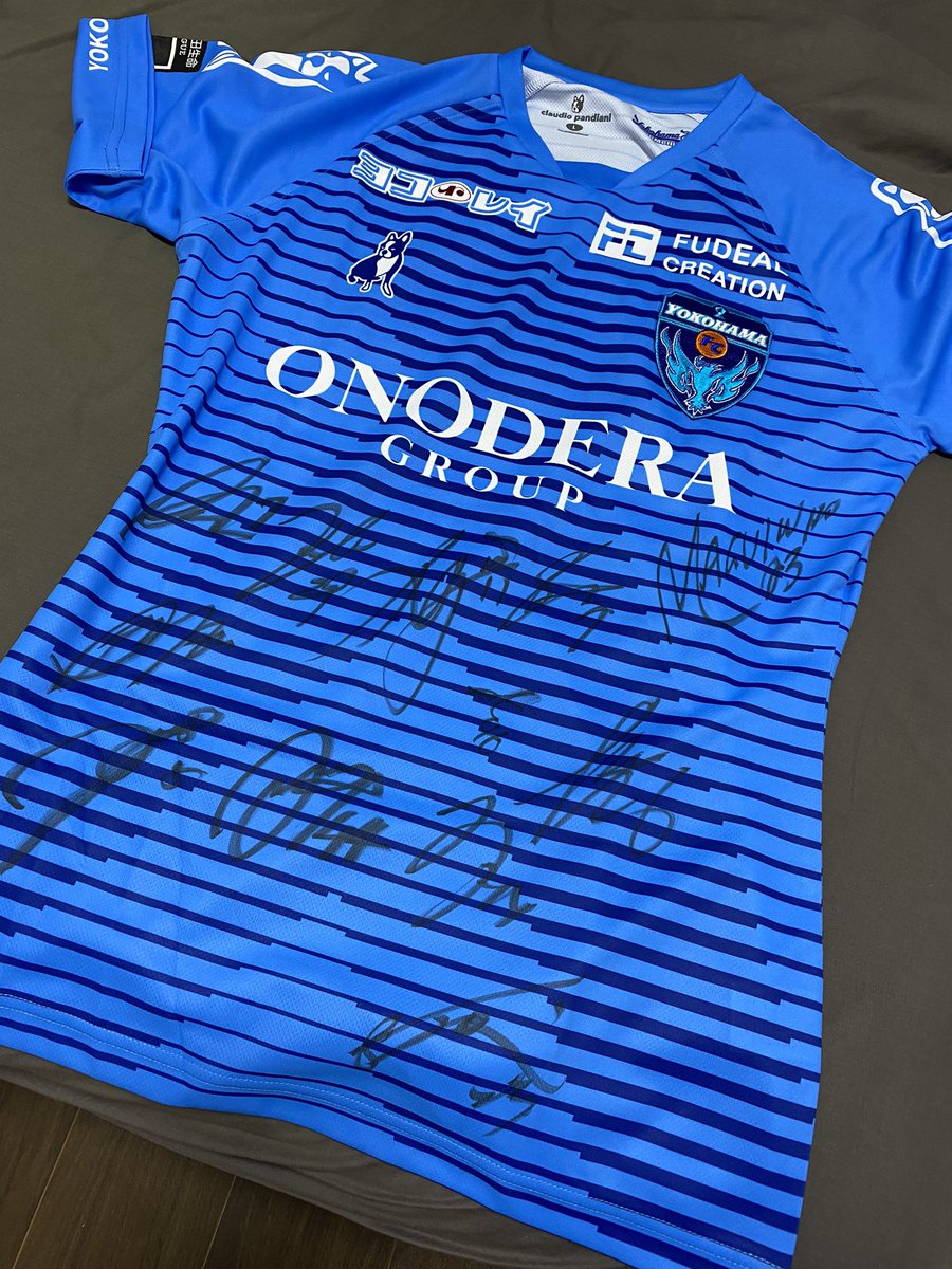 X0326's tweet photo. @jcc_konami 
コナミさんありがとうございます！！旦那が横浜FCサイン入りユニフォーム当選しました！！
大好きな選手のサインがギッシリで夫婦共々大喜びです！😭❤️ https://t.co/ppDIqAkbjo