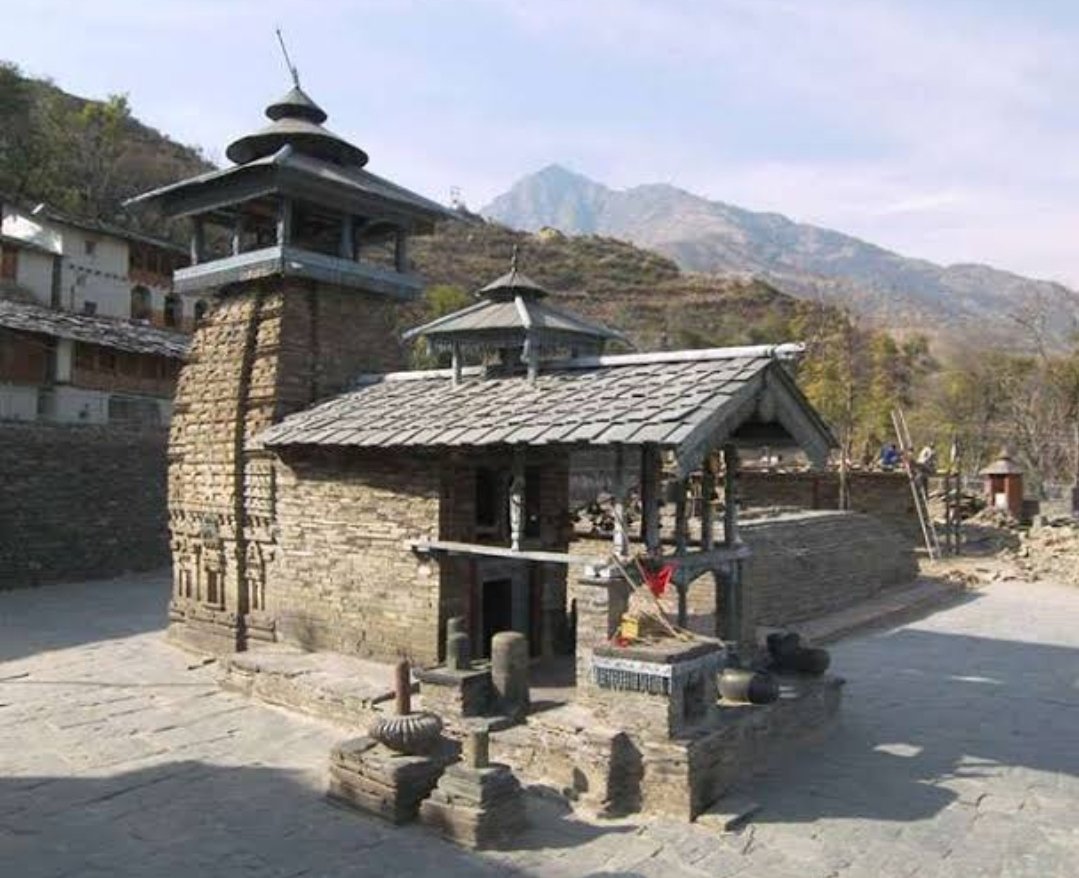 Lakhamandal, Dehradun an ancient Shiva temple, meaning lakh of Shivlings, looks like Kedarnath peak. Shivling is unique, shines when water is poured & has a carving of Shakti on base. ASI declared as Monument of National importance. 2 Shivlings of diff colour/shape are  at gate
