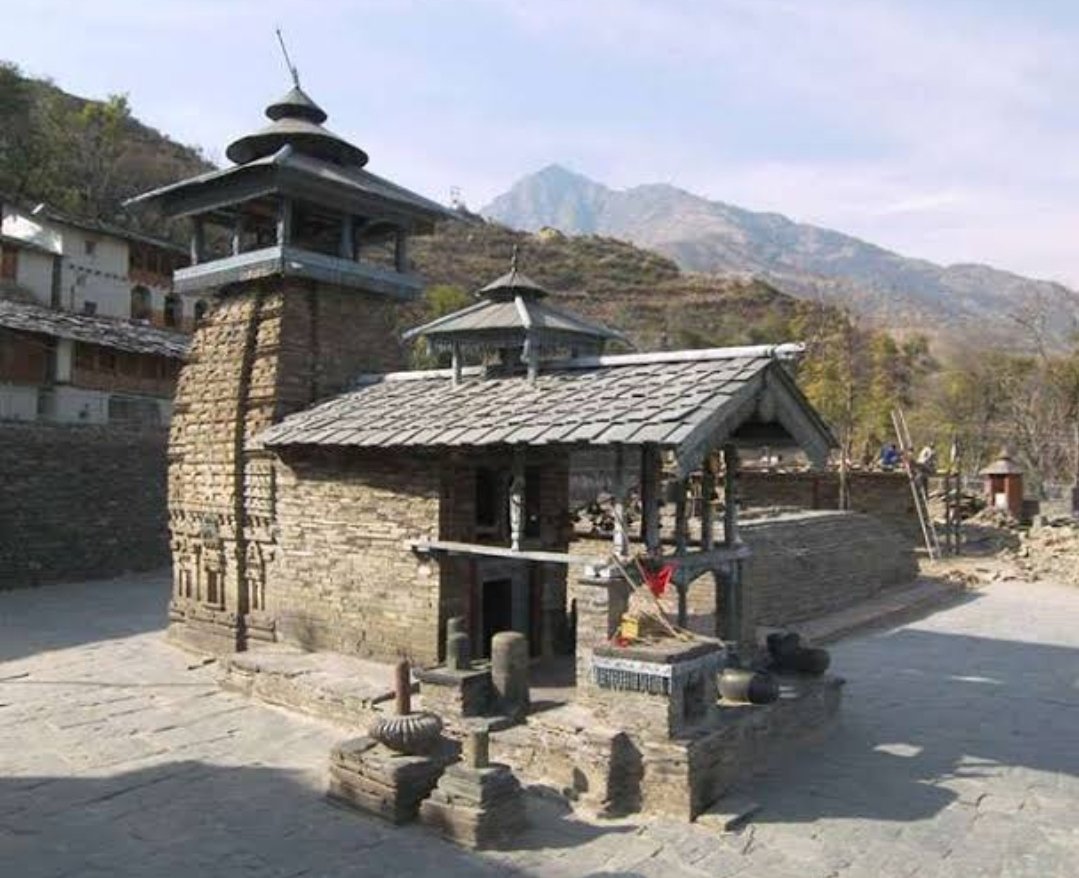 Lakhamandal, Dehradun an ancient Shiva temple, meaning lakh of Shivlings, looks like Kedarnath peak. Shivling is unique, shines when water is poured & has a carving of Shakti on base. ASI declared as Monument of National importance. 2 Shivlings of diff colour/shape are  at gate