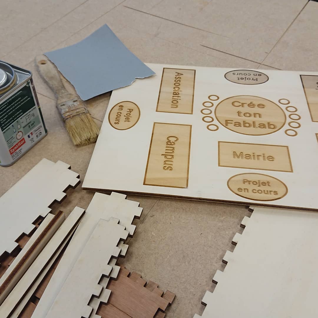 CyrZbib's tweet photo. [Projet Jeu] Ponçage / Vernis / Collage #faclab #fablab #dumf9 #boiboite #jeuxdesociete #Workinprogress #diy #lasercut https://t.co/zqlvl9RO8R