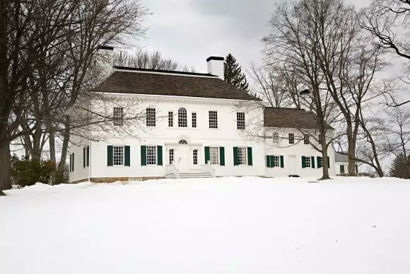 Is_M_Washington's tweet photo. It´s 1777, March and I have just left Mount Vernon, heading to my husband's winter quarters in Morristown, New Jersey.
We are given shelter in the Ford Mansion owned by Colonel Jacob Ford, Jr. and his wife, Theodosia. Thank you so much!🥰 
#HistoryatVasco https://t.co/IVJbdJRV6y