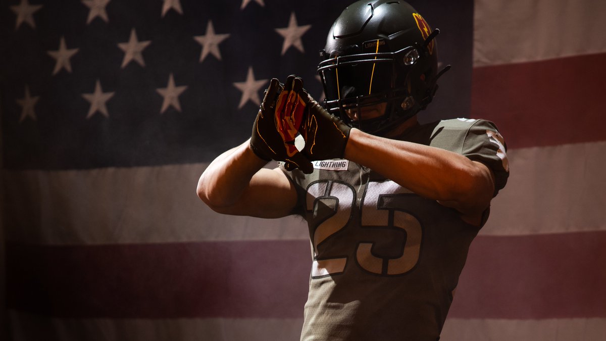 ArmyWP_Football's tweet image. We honor the past by re-telling the story of #TropicLightning, a story of valor, courage and sacrifice. 

Inspired, humbled and motivated by the soldiers that came before us. 

🔗 TropicLightning.Football

#GoArmy | #BEATnavy