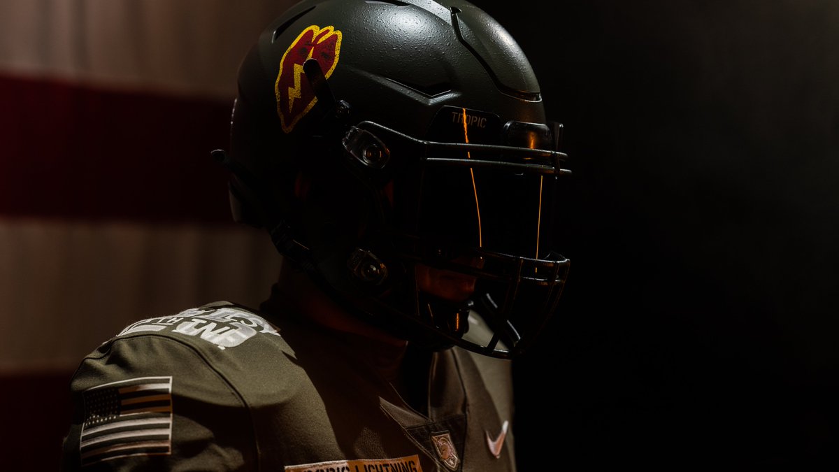 ArmyWP_Football's tweet image. We honor the past by re-telling the story of #TropicLightning, a story of valor, courage and sacrifice. 

Inspired, humbled and motivated by the soldiers that came before us. 

🔗 TropicLightning.Football

#GoArmy | #BEATnavy