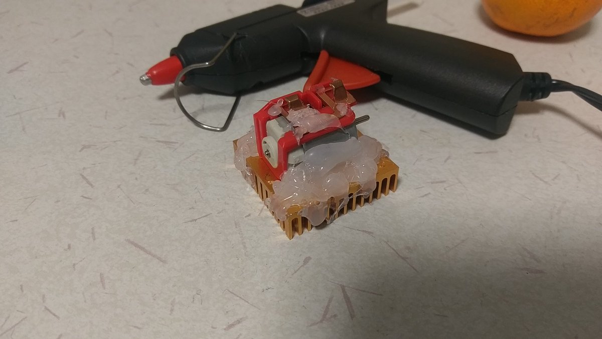 だち ミニ四駆 アマゾンで買った謎のヒートシンクにダイソーのグルーガンで適当に固定マウントを作ってモーター慣らしするマウント的なやつをdiy 結構放熱してくれる 見た目がめちゃ汚いけどグルーガンってどーやって綺麗にすんの