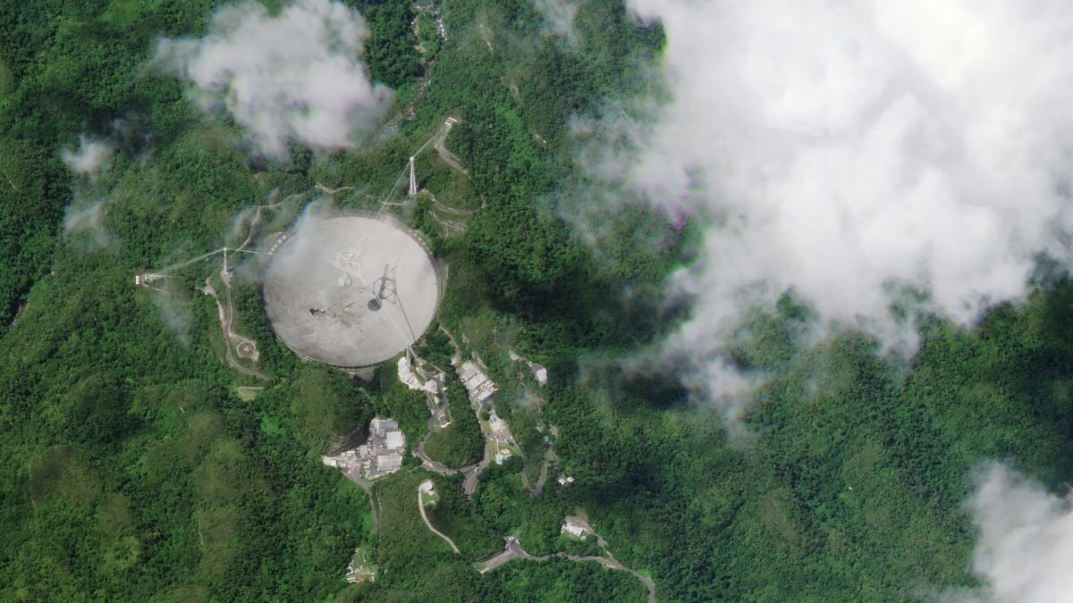 GiraudMatthieu's tweet photo. The end of an era, RIP #Arecibo 😔 https://t.co/CQgwARrVa9