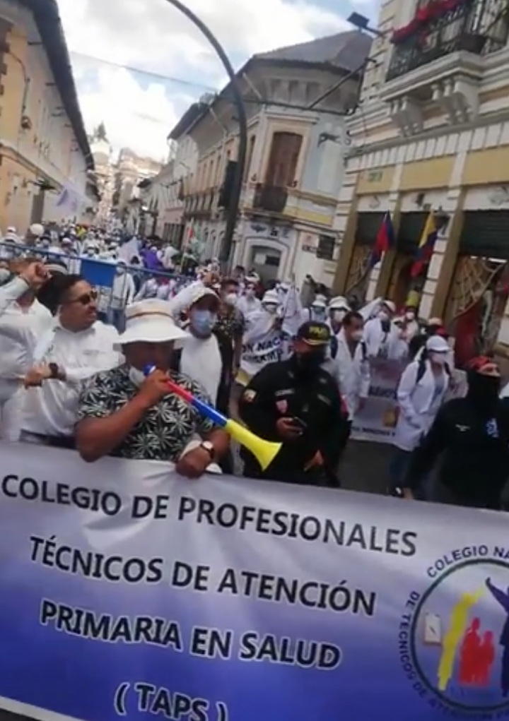 TecnicosTaps's tweet photo. Técnicos en Salud TAPS🇨🇴🇨🇴 Ecuador marcharon en Quito por la estabilidad laboral este lunes 30 de noviembre 2020 desde las 8h00 de la mañana en los exteriores del Ministerio de Trabajo y la Asamblea Nacional.
#EstabilidadLaboralYa
#NombramientosTaps
#LeyHumanitariaParaLosTaps https://t.co/YMBGcsuxSE