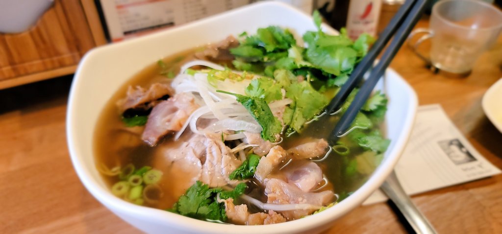 서강대 하노이별 N4 양지 차돌 힘줄 쌀국수 10000원
국물이 엄청 진하고 향신료맛이 제대로
고기가 많이 들어서 면을 추가해야 밸런스가 좀 맞음(면추가무료) 좌석 적어서 대기 많고 힘줄은 좀 일찍 떨어진다...