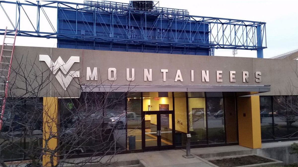 graphics22signs's tweet photo. Looking back at a fun channel letter job for West Virginia University #GoMountaineers
@wvusports @westvirginiau
#WVU #fall2020 #g22signs #smallbusiness #graphics #design #logo #signage #logodesign #graphicdesign #branding #smartcity #business https://t.co/VMmE4rURQh