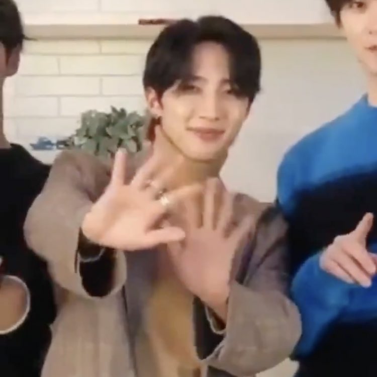 huithinker's tweet image. HES SO CUTE 💔