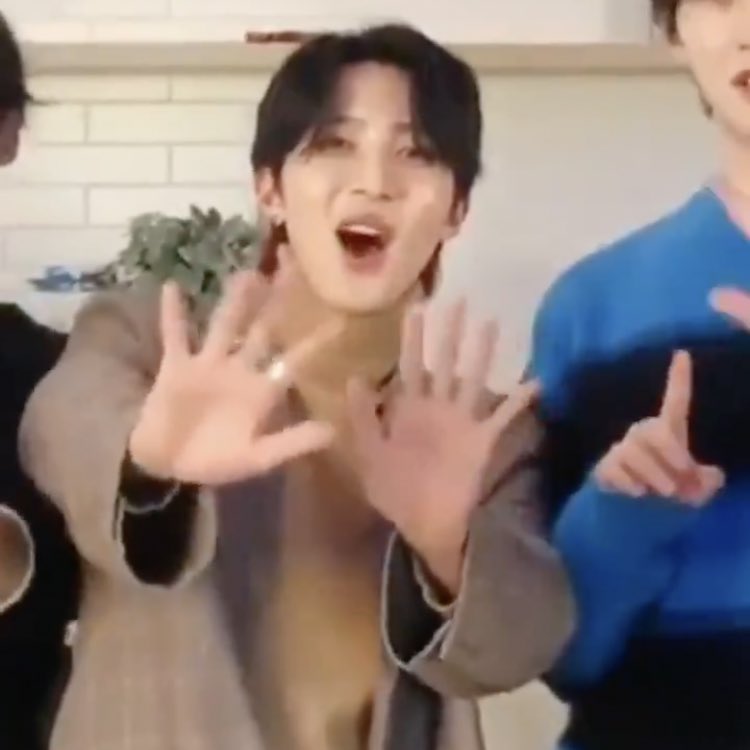 huithinker's tweet image. HES SO CUTE 💔