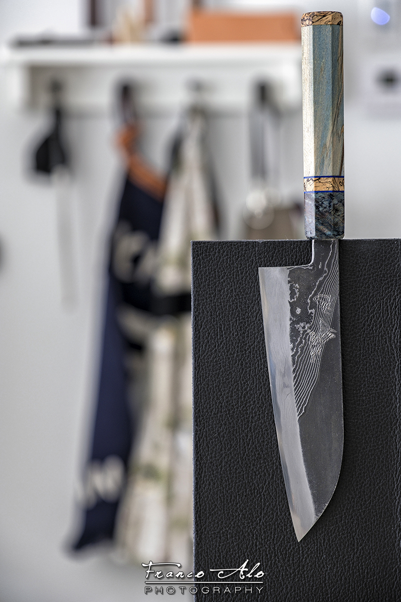TheFrancoAlo's tweet photo. Will have a few of these new handle posts in the coming days, culminating with an EPIC new knife rack post. Handle by https://t.co/e220uOzlet, rehandled by knife wizard https://t.co/fZ5sRUuJxO and knife itself bought at @knifewearyeg #custom #Hinoura #RiverJump #sharpknivesrock https://t.co/BVTos6RdMa