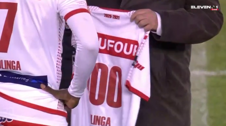 Foet247Benelux's tweet photo. Fabrice Olinga receives a special shirt to commemorate his 100th appearance for Mouscron #MOUSTV #moestv https://t.co/G7RKQfx8BI