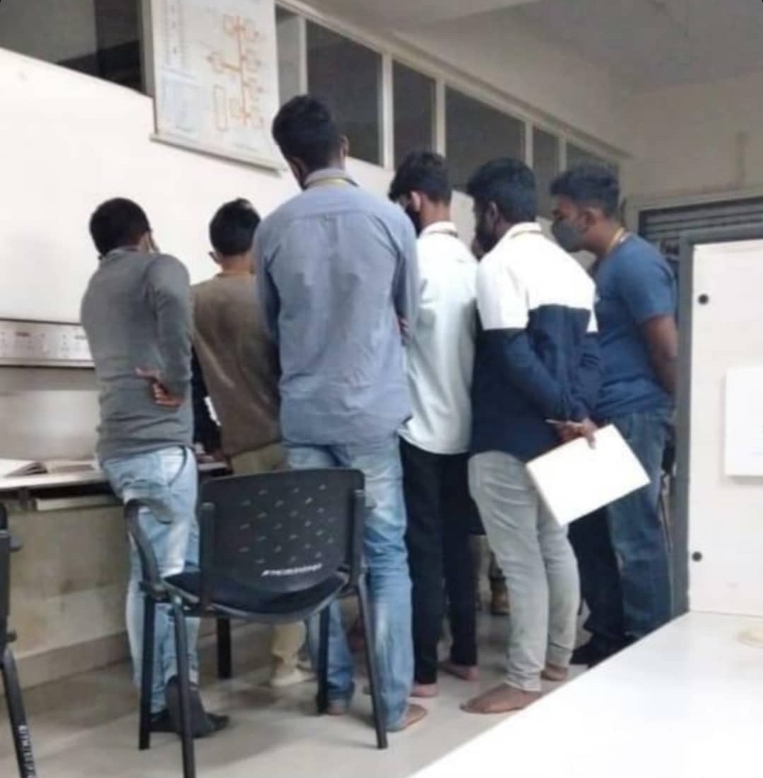 Arabella_723's tweet photo. This is the way reva does social distancing in theor campus withbarely 100 people.Imagine thousands appearing for exams.Absoultely disguisting way of handling things by @REVAUniversity 
#RevaitesAgainstOfflineExams
@ugc_india 
@AICTE_INDIA 
@tv9kannada 
@DeccanHerald 
@toi https://t.co/donBPrFm8y