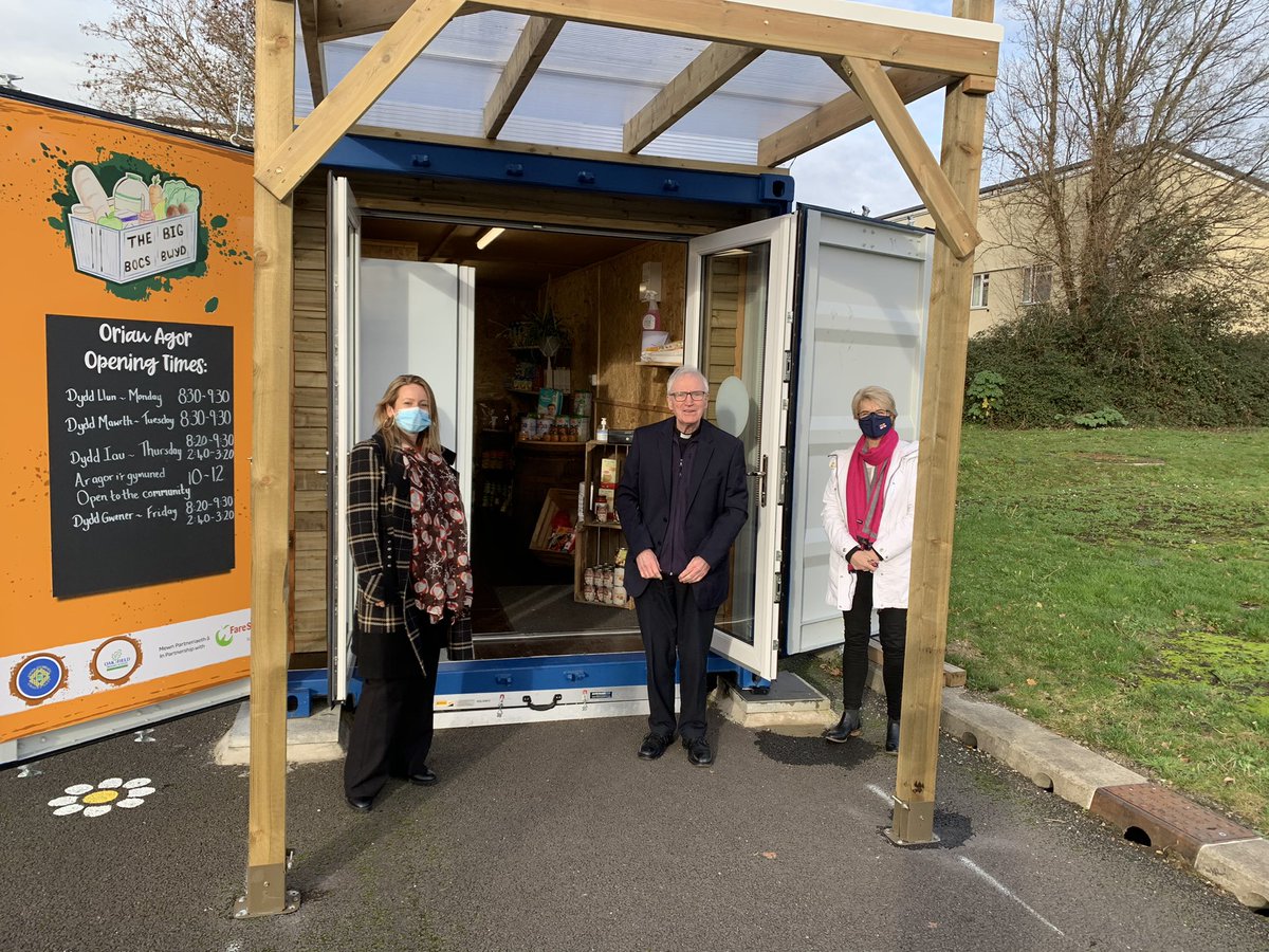Hyfryd oedd cael croesawu Canon Pat o @sthhelensbarry i ddangos iddo The Big Bocs Bwyd. We were delighted to welcome Canon Pat from St Helen’s Church to The Big Bocs Bwyd. Grateful for the donation of food. #diolchgar #thankful #bwyd #food <a href="/OakSch/">Oak Field PS Barry</a>