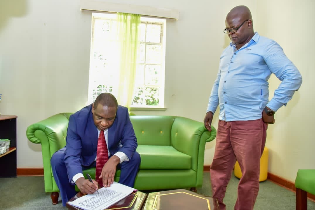 AgoiHon's tweet photo. Earlier Today; I appended my signature on the the BBI report at the Amani National Congress Party Headquarters. 
I thereafter, in my address encouraged the good people of Sabatia Constituency, Vihiga county &amp; the nation at large to follow suit by being part of the historic event. https://t.co/VcAJGoFfLP