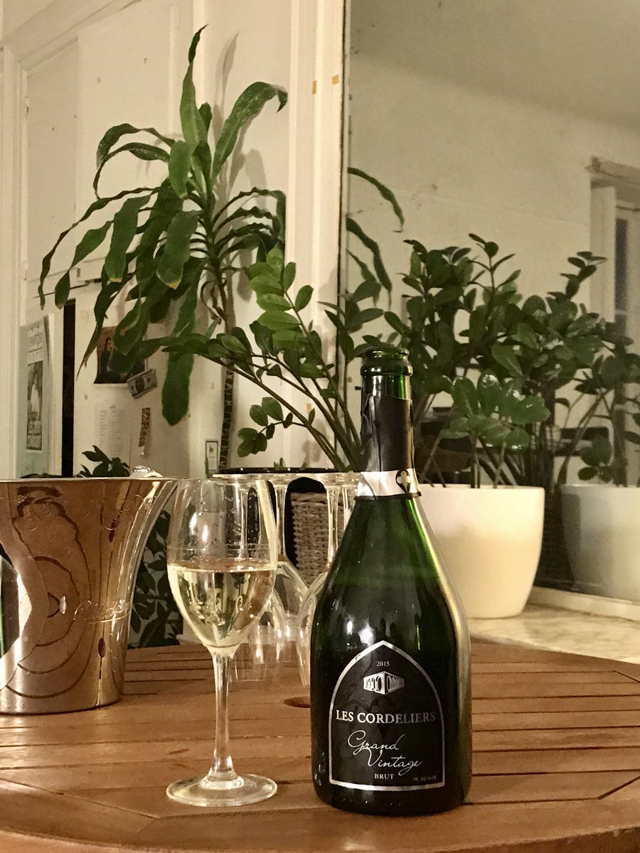 3/4 - Gros coup de coeur pour Cordeliers Grand Vintage brut blanc, qui présente un nez de fruits jaune et de pain grillé. En bouche, explosion aromatique, on retrouve les fruits exotiques et l'ananas. Un #vin complexe à déguster le long du repas. Nous recommandons !