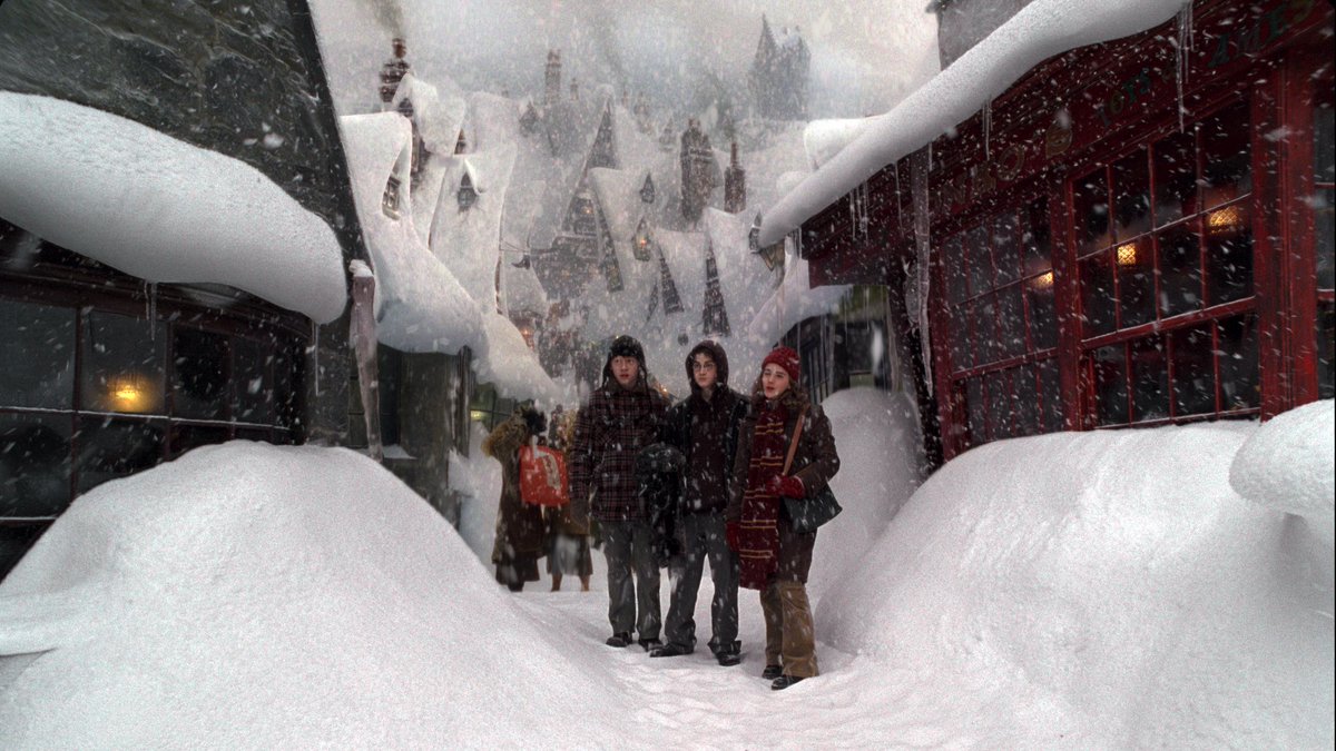 wizardingworld's tweet photo. 1st December vibes 🧣☃️🧤 https://t.co/J5Uo0URtm5