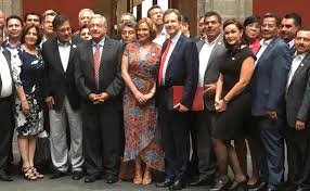 SnteNacional's tweet photo. #SNTEconElPresidente ✅
#AMLO2Años ✅

👉Mtro Alfonso Cepeda Salas ✔️
@lopezobrador_ @GobiernoMX 🇲🇽 impulsó la Nueva Escuela Mexicana 🏫 de origen popular y democrática para ser cimiento de la transformación nacional 🟢⚪️🔴

#2AñosDeTransformación 🇲🇽
📜 https://t.co/dmP1ZqLp3e 📜 https://t.co/5aRO4DI2Fp