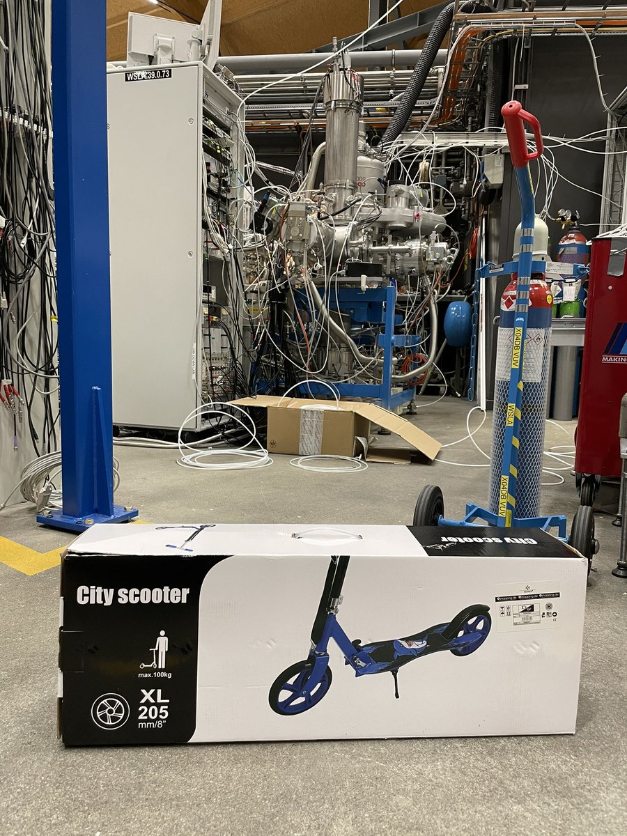 PatHemberger's tweet image. We have the nicest users ever! What a nice Christmas present from @Uni_WUE ! Thank you so much, Domenik! Let’s go for a race... #electrons #swisslightsource