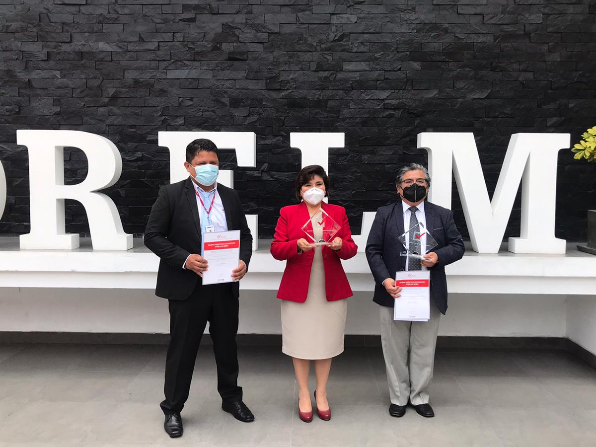 drelm_lima's tweet photo. #NDP | Hoy recibimos los reconocimientos por ser ganadores del @PremioBPG con nuestras dos propuestas: #MundoIE y #LimaAprende, iniciativas creadas en beneficio de estudiantes, docentes, directivos y familias 🤩🙌 https://t.co/QG9bPr7RYY