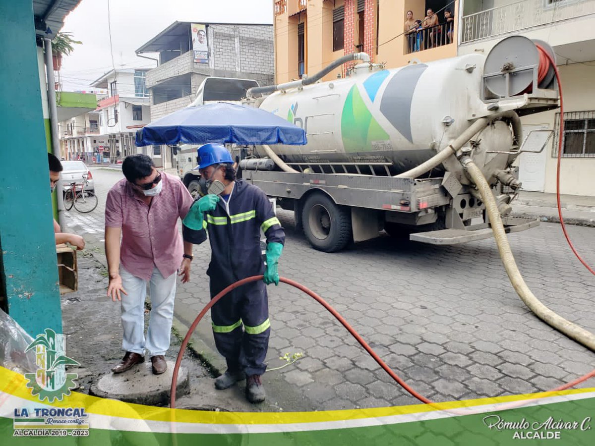 RomuloAOficial's tweet photo. En vista que se acerca la etapa invernal, por 2da vez consecutiva estamos realizando trabajos de  mantenimiento y limpieza de la red de alcantarillado de la parte céntrica de la ciudad con Hidroclenear; así propiciamos un ambiente óptimo de salubridad para prevenir enfermedades. https://t.co/AnTZwAWLSI