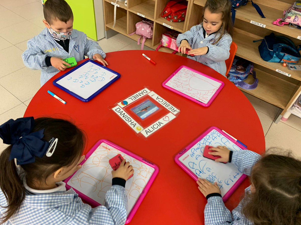AmorDiosVa's tweet photo. #InfantilADD #3años #LectoescrituraADD Los #cokitos. Aprender haciendo. Nos encanta practicar la letra A en nuestras pizarras antes de plasmarla en nuestros cuadernos. https://t.co/eJ0QGlgjn0