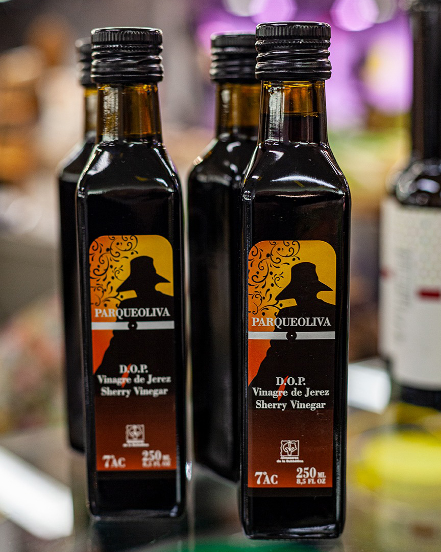 almasubbetica's tweet photo. 📍En el @mercado_SM en #SanSebastián hay un puesto #gourmet llamado #OLIVÍSIMA en el que podrás encontrar aceitunas, encurtidos y nuestro #AOVE junto a nuestros #vinagres.

#Gastronomía #AceiteDeOliva 
#AlmaolivaBIO #Parqueoliva #Almaoliva https://t.co/I7HZm4mLQj