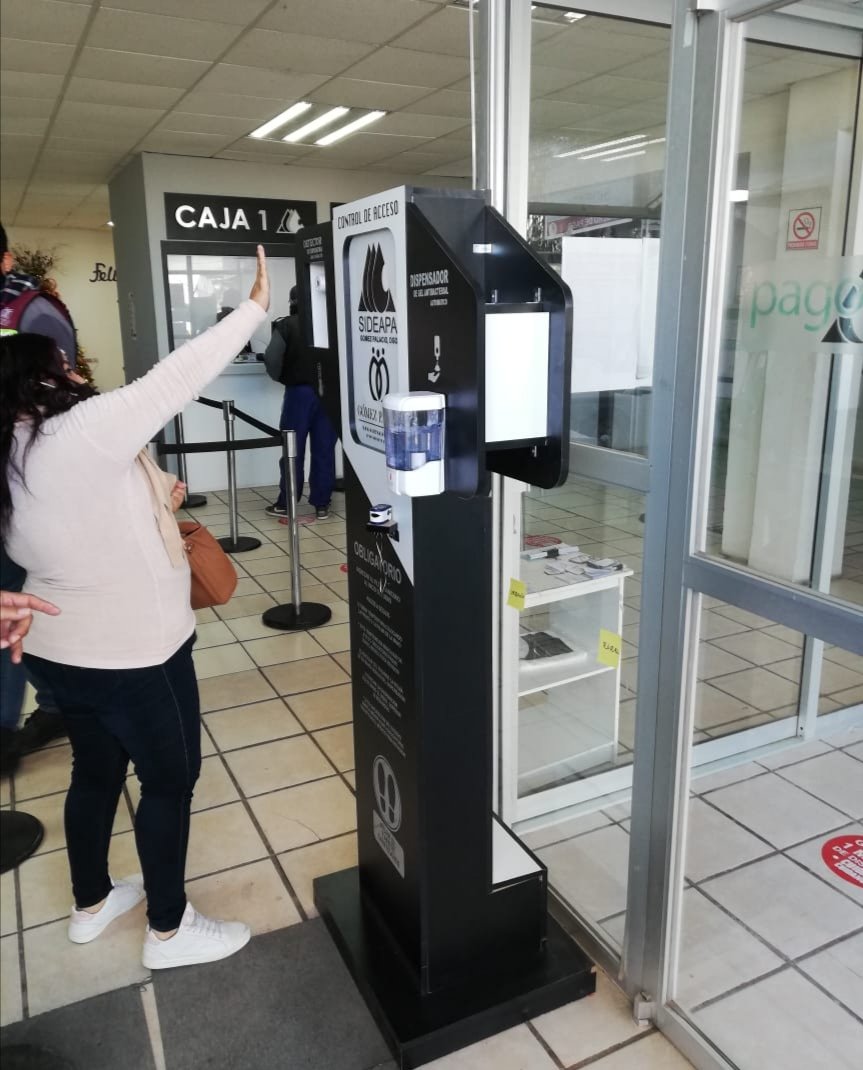 sideapa_gp's tweet image. 💧 ¡Cuidamos tu salud! 👊

👩‍💻 En #Sideapa💧 contamos con nuevos filtros sanitarios buscando salvaguardar la salud del personal del organismo y de los usuarios.

😷 Los filtros cuentan con termómetro digital🌡️, oxímetro 🧏 y despachador de gel antibacterial automático.👏

🚰💪👌